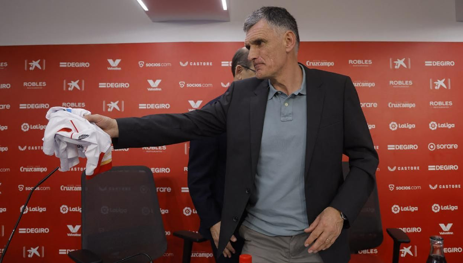 José Luis Mendilibar, con la camiseta con su nombre en su presentación en el Sevilla.