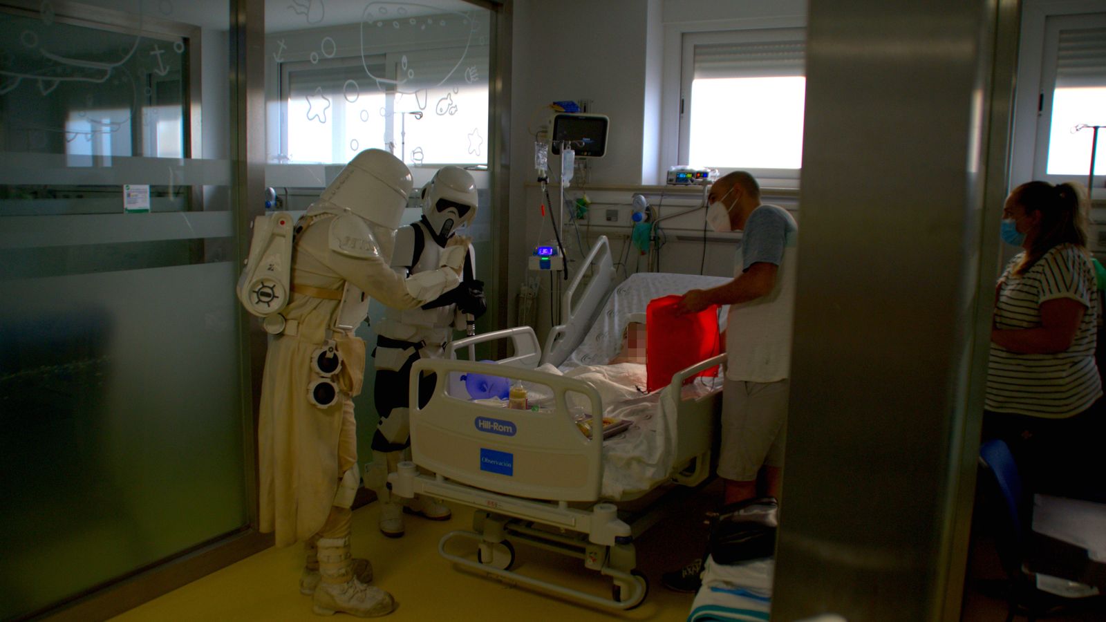 Un menor hospitalizado y su familia durante una visita.