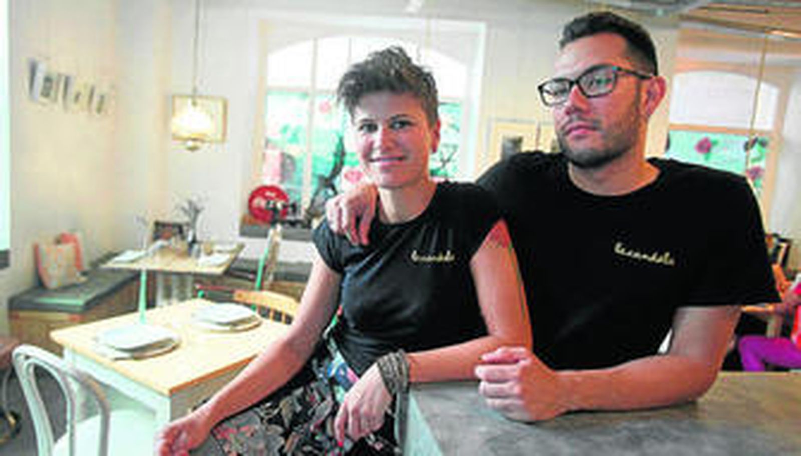 Los exalumnos de la Escuela de Hostelería Carmen Adán y Víctor Piñero regentan desde octubre el restaurante La Candela, en la calle Feduchy.