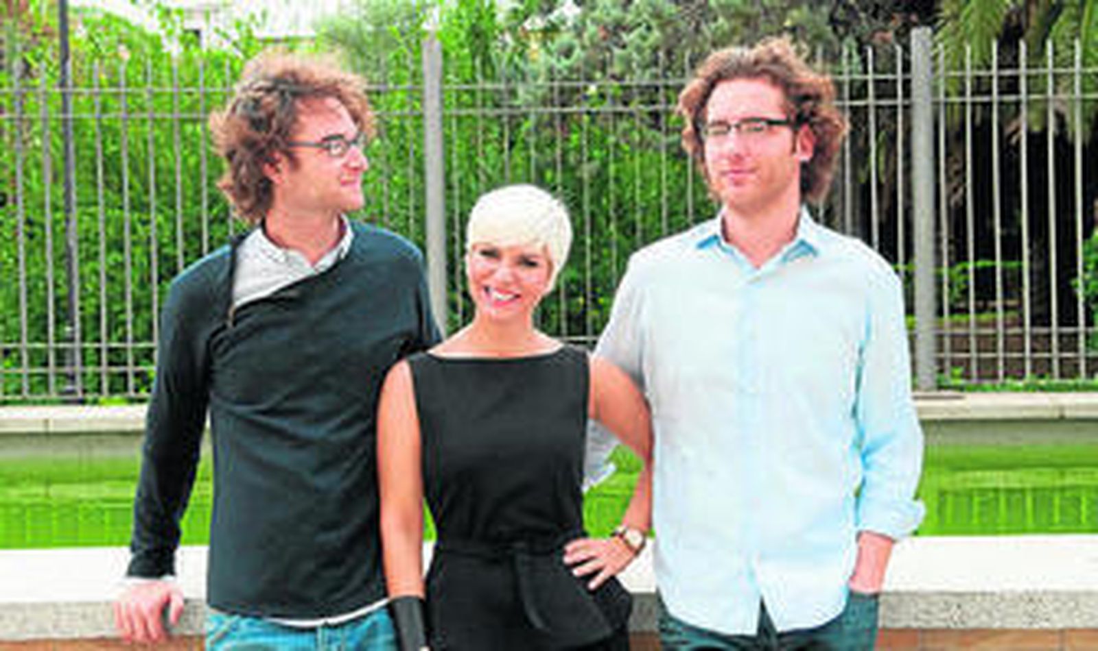 Pasión Vega, entre Víctor y Luis del Valle.