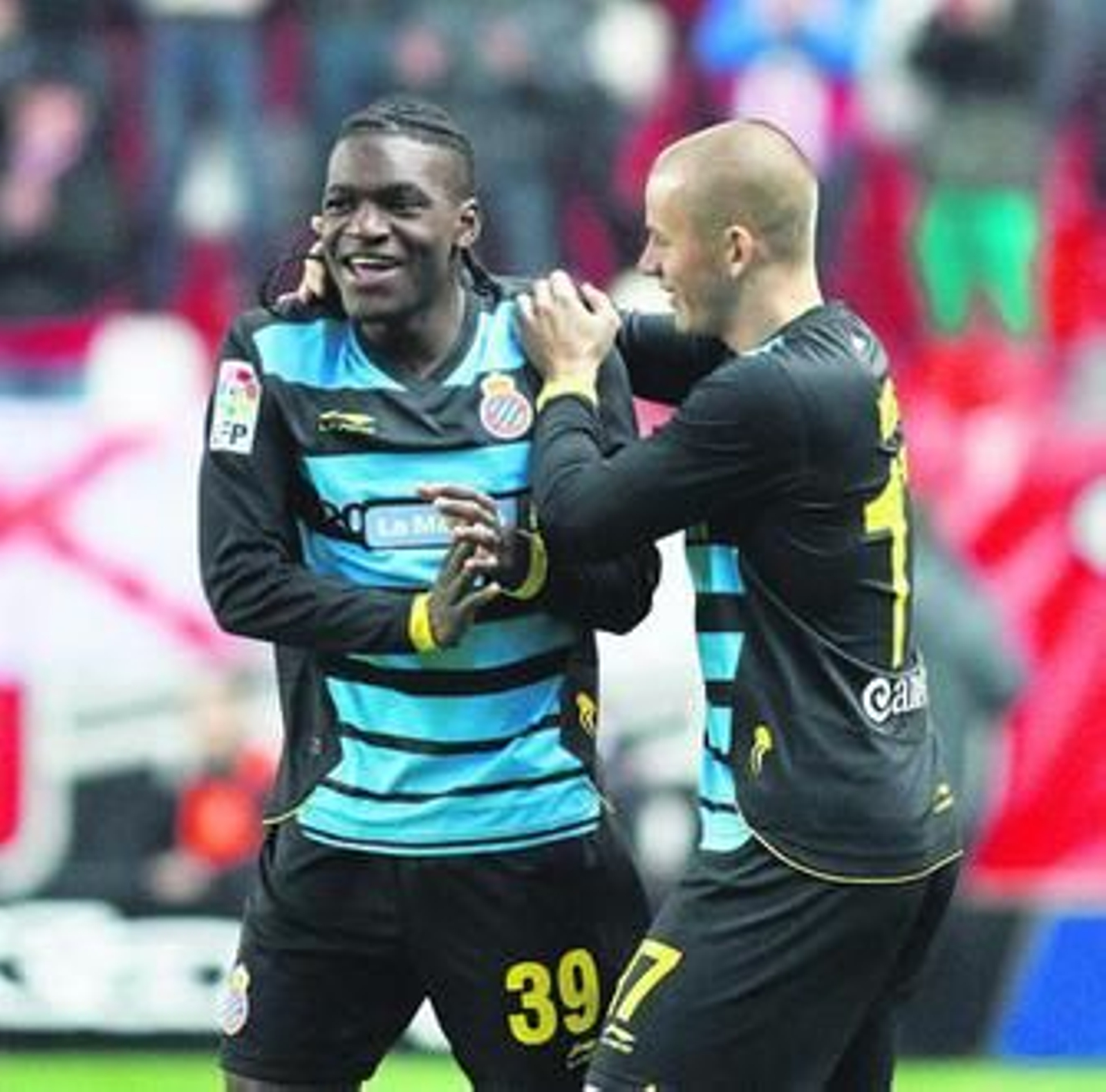 Los jugadores del Espanyol celebran el primer gol de Thievy.