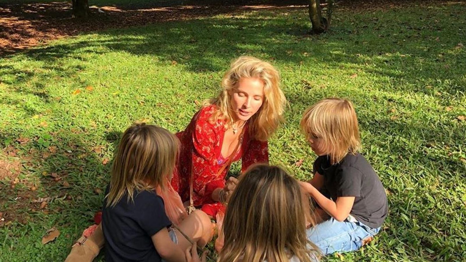 Elsa Pataky, en el jardín de su casa, jugando con sus tres hijos.