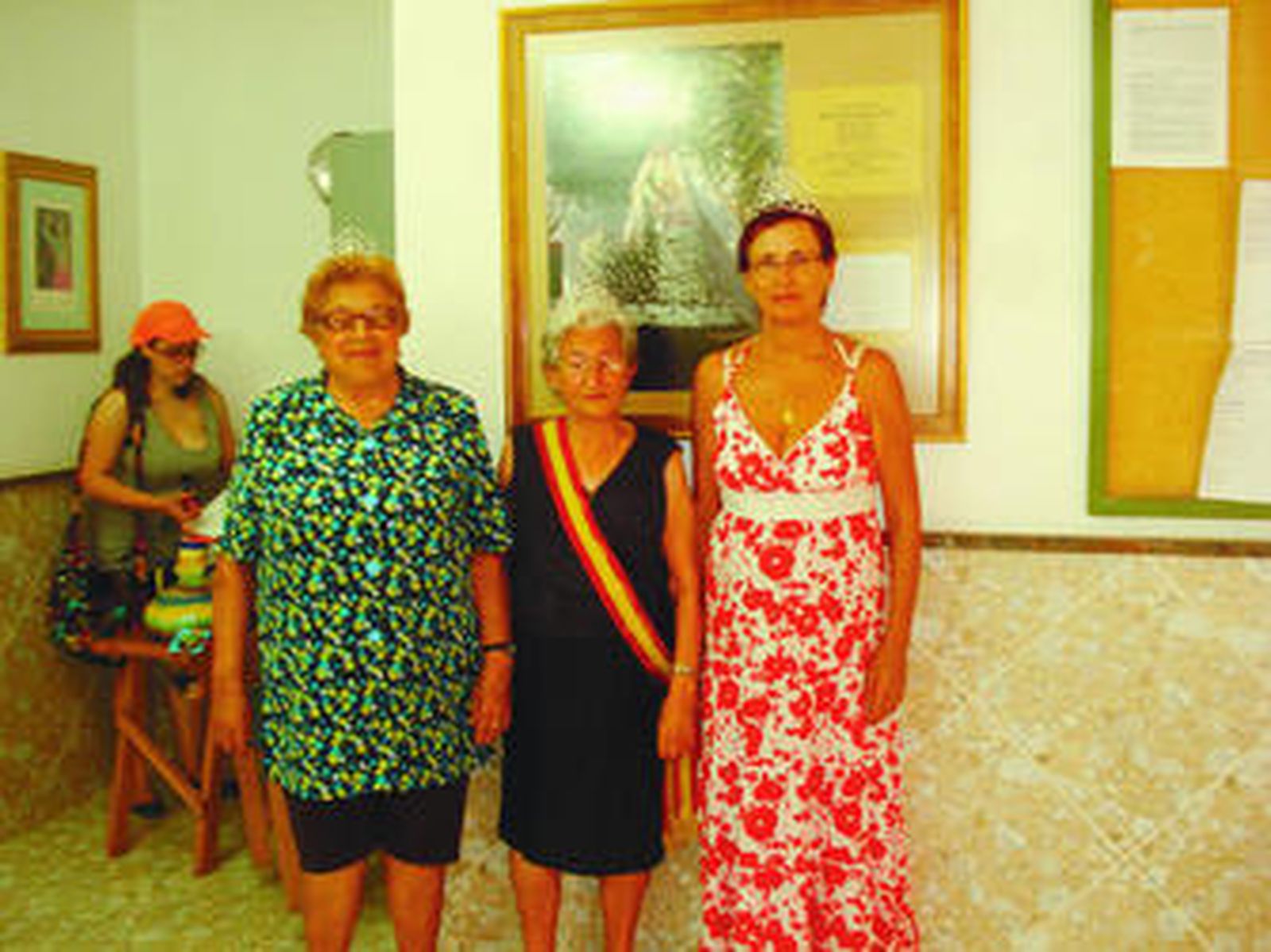 Carmen, Ana María y Antonia posan con las coronas