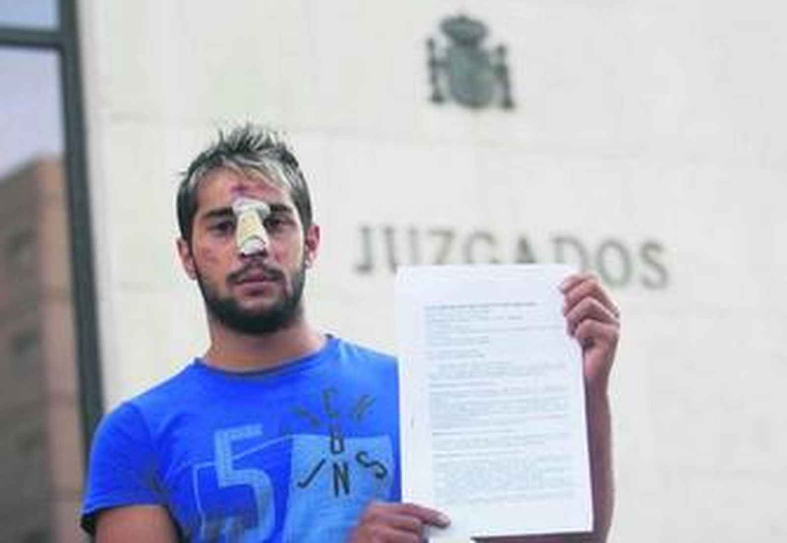 Salmerón, ayer, con la denuncia que interpuso en los juzgados.