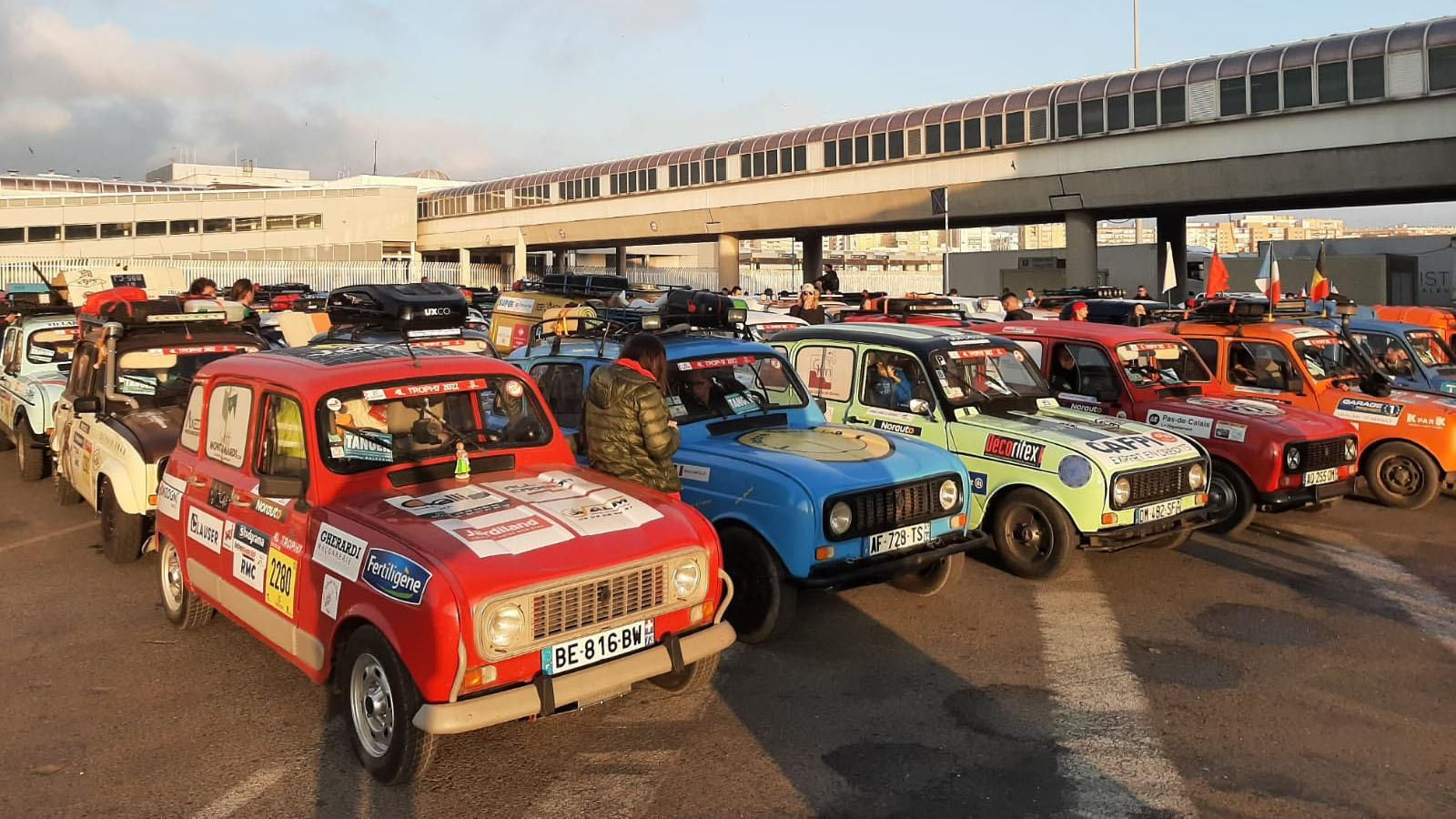 Varios Renault 4L, antes de embarcar hacia Tánger Med.
