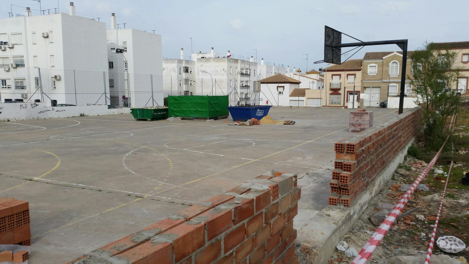 Vista de las obras en las instalaciones deportivas de la barriada.