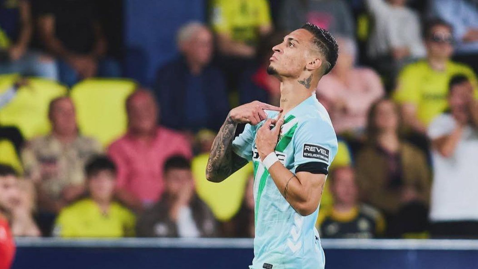 Antony celebrando uno de sus goles con el Betis en el Estadio de La Cerámica