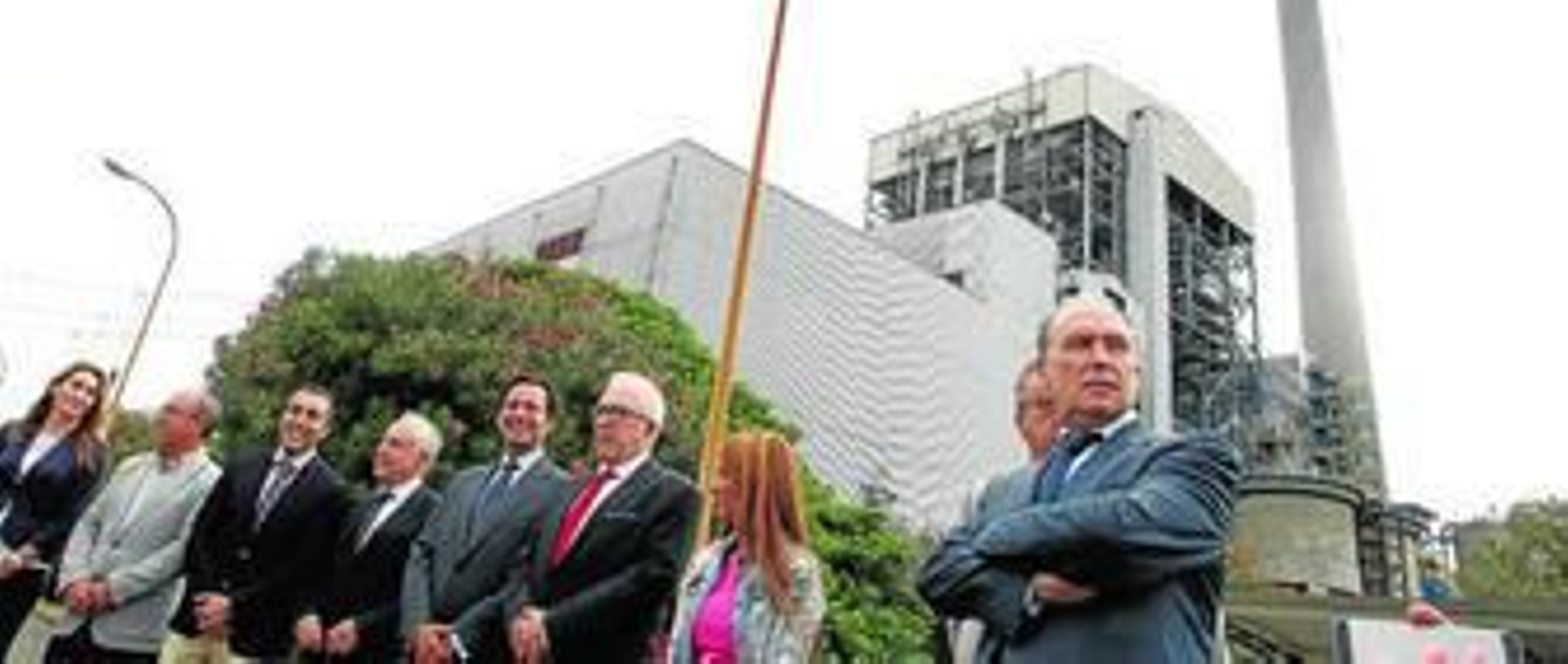 Representantes de la Junta, del Ayuntamiento, el mundo de la empresa y Viesgo posan junto con el consejero José Sánchez Maldonado, cuarto por la derecha.