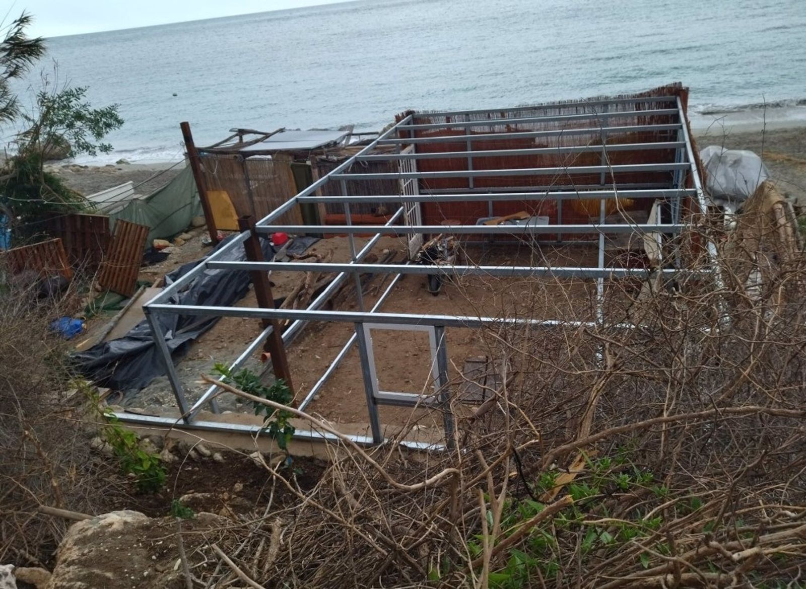 Estructura metálica y con hormigón levantada en la Cala de San Pedro, en el parque natural Cabo de Gata-Níjar