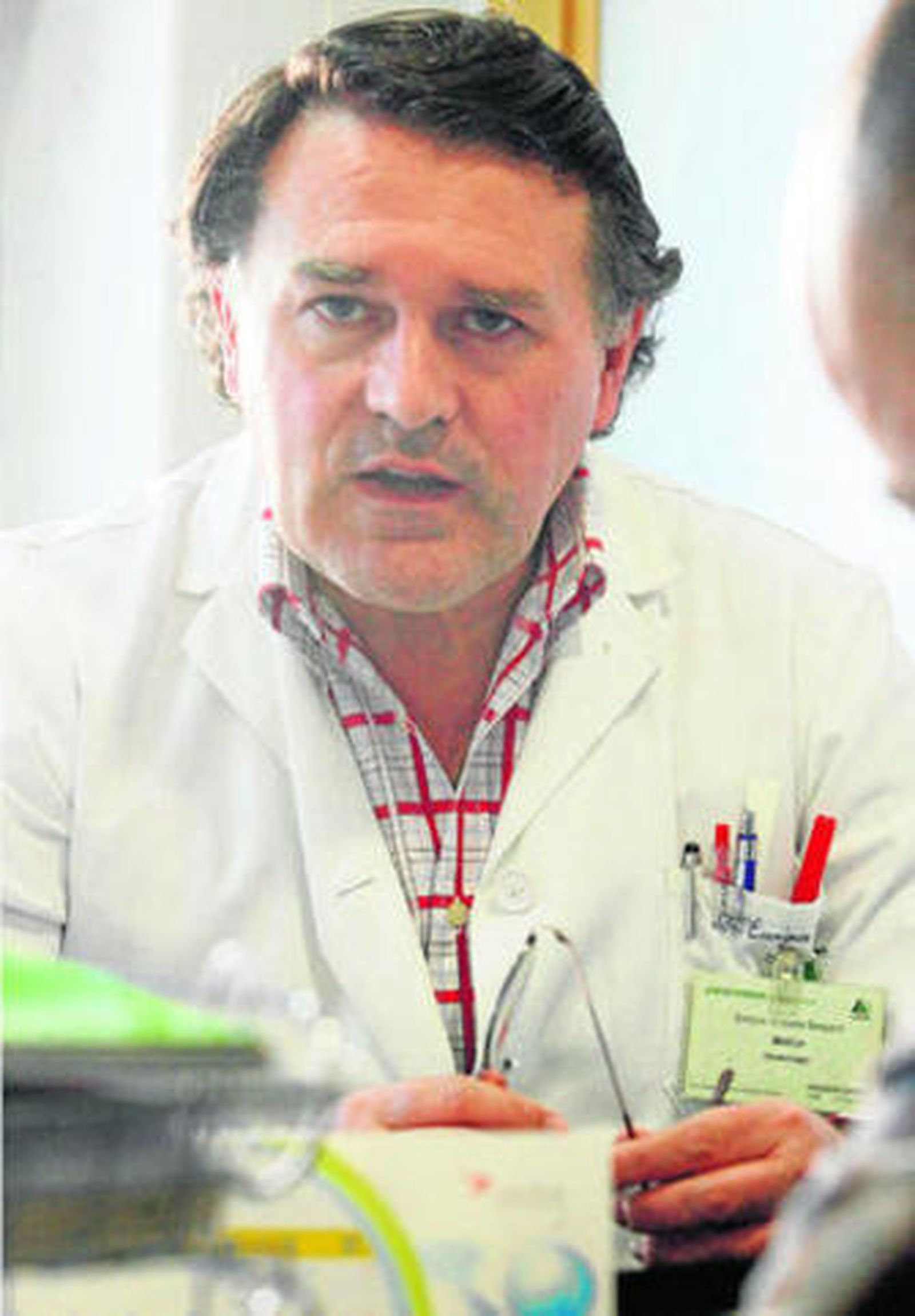 Enrique Jorquera, en su consulta del hospital Juan Ramón Jiménez.