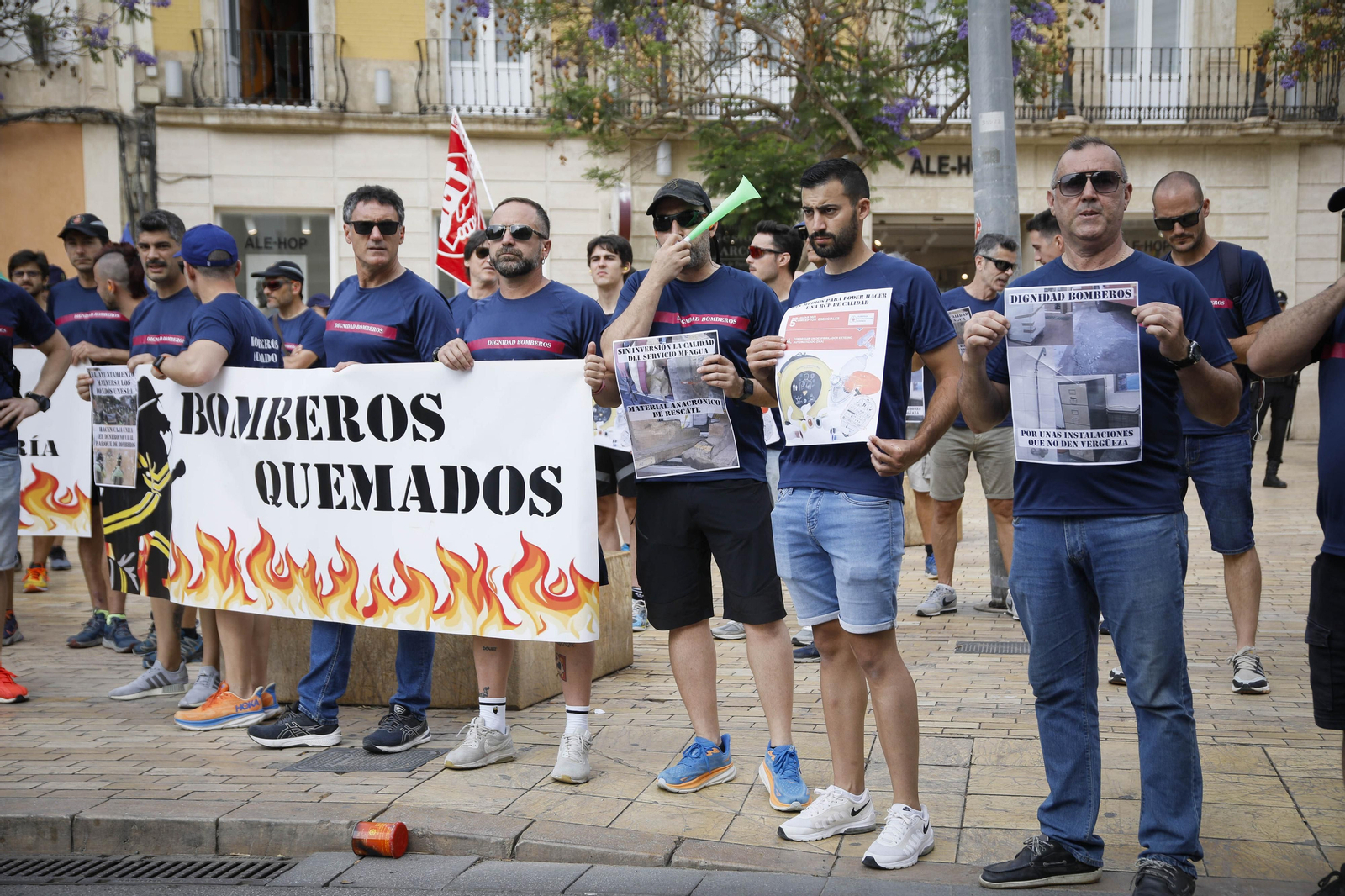 Manifestación de los bomberos quemados de Almería, en imágenes