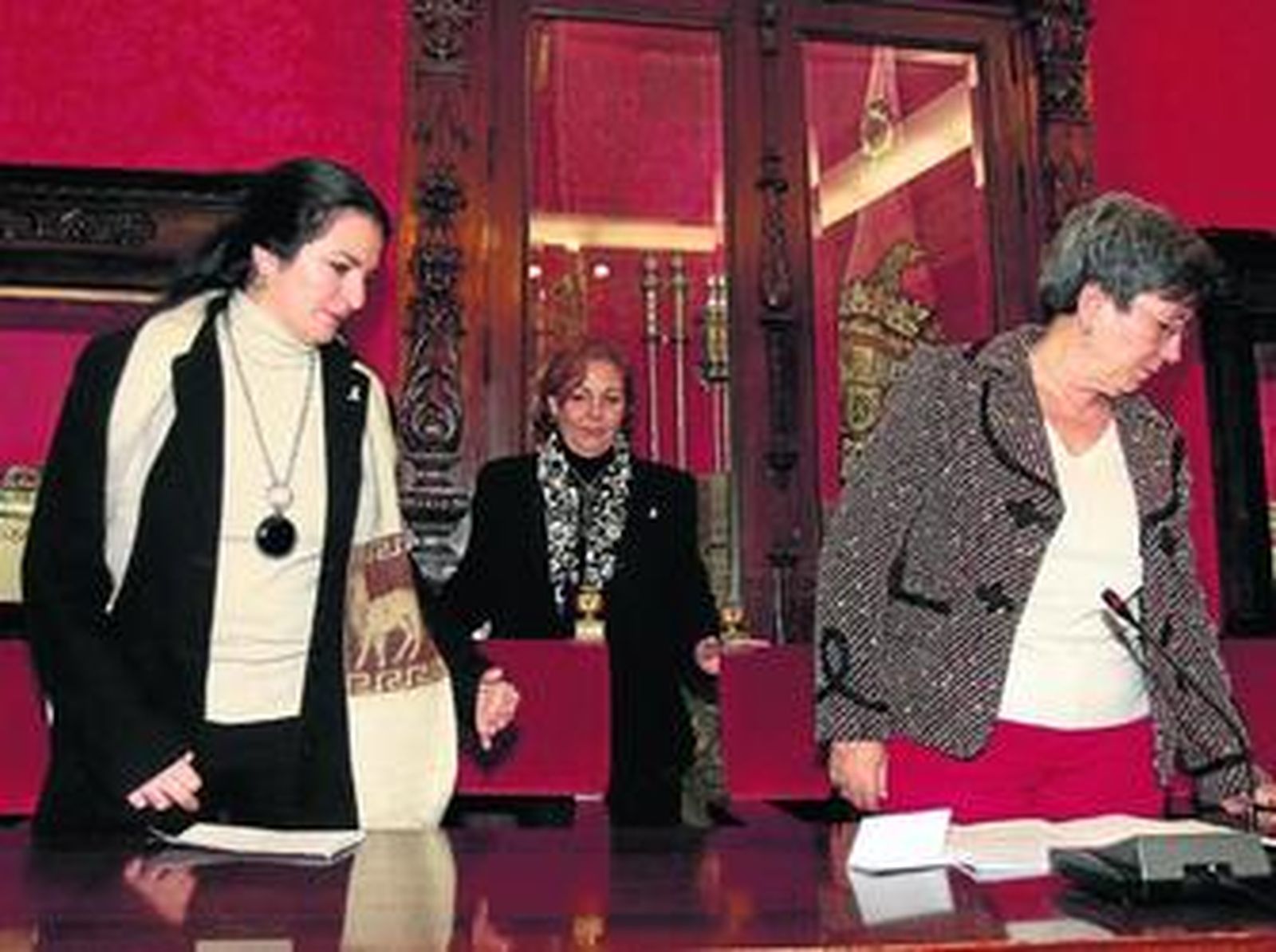 La concejal de Igualdad, Ana López Andújar, junto a dos miembros de la asociación Activa.