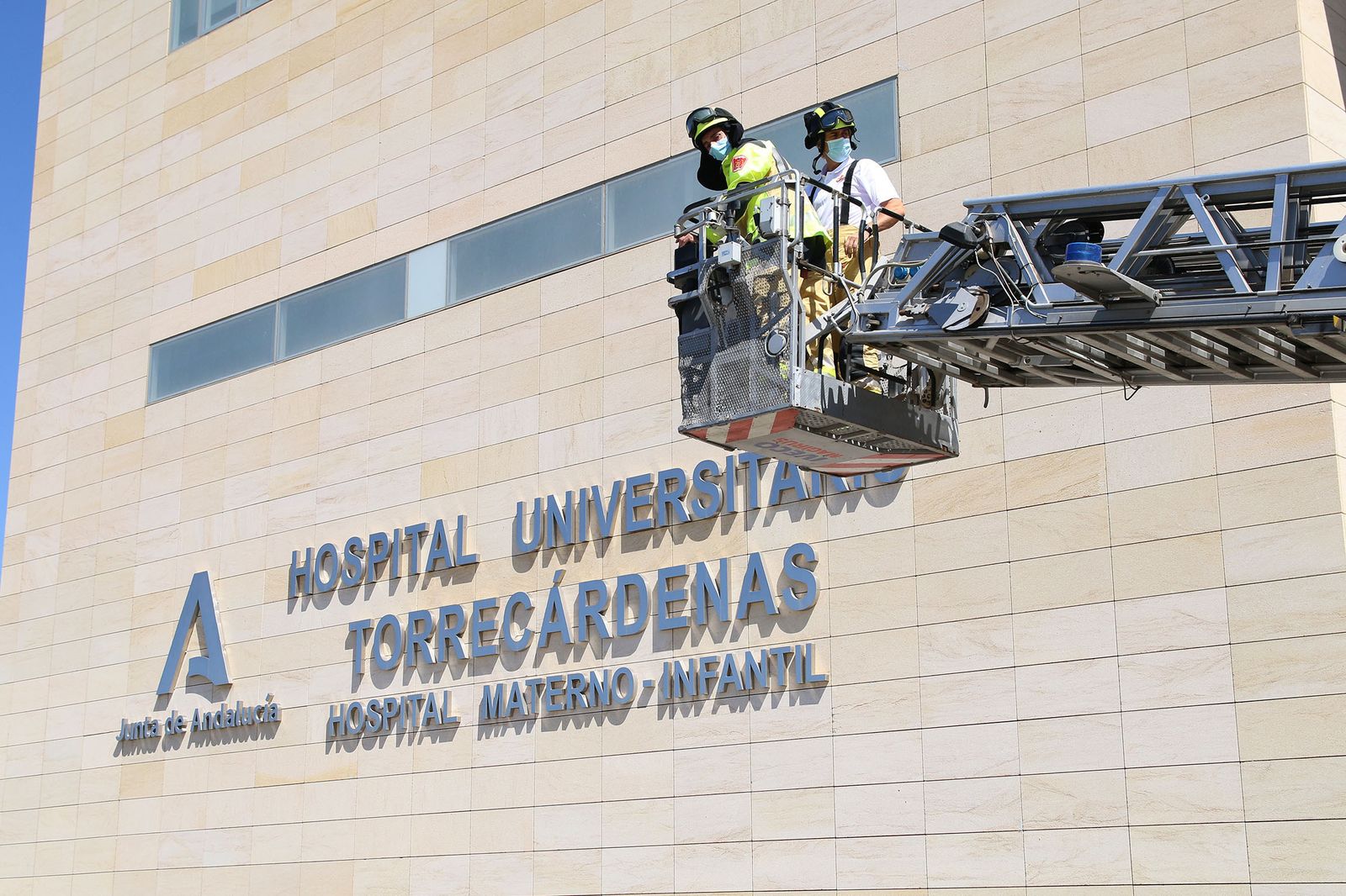 Fotogalería los bomberos de Almería regalan un cochecito eléctrico y camisetas a los niños hospitalizados de Torrecárdenas