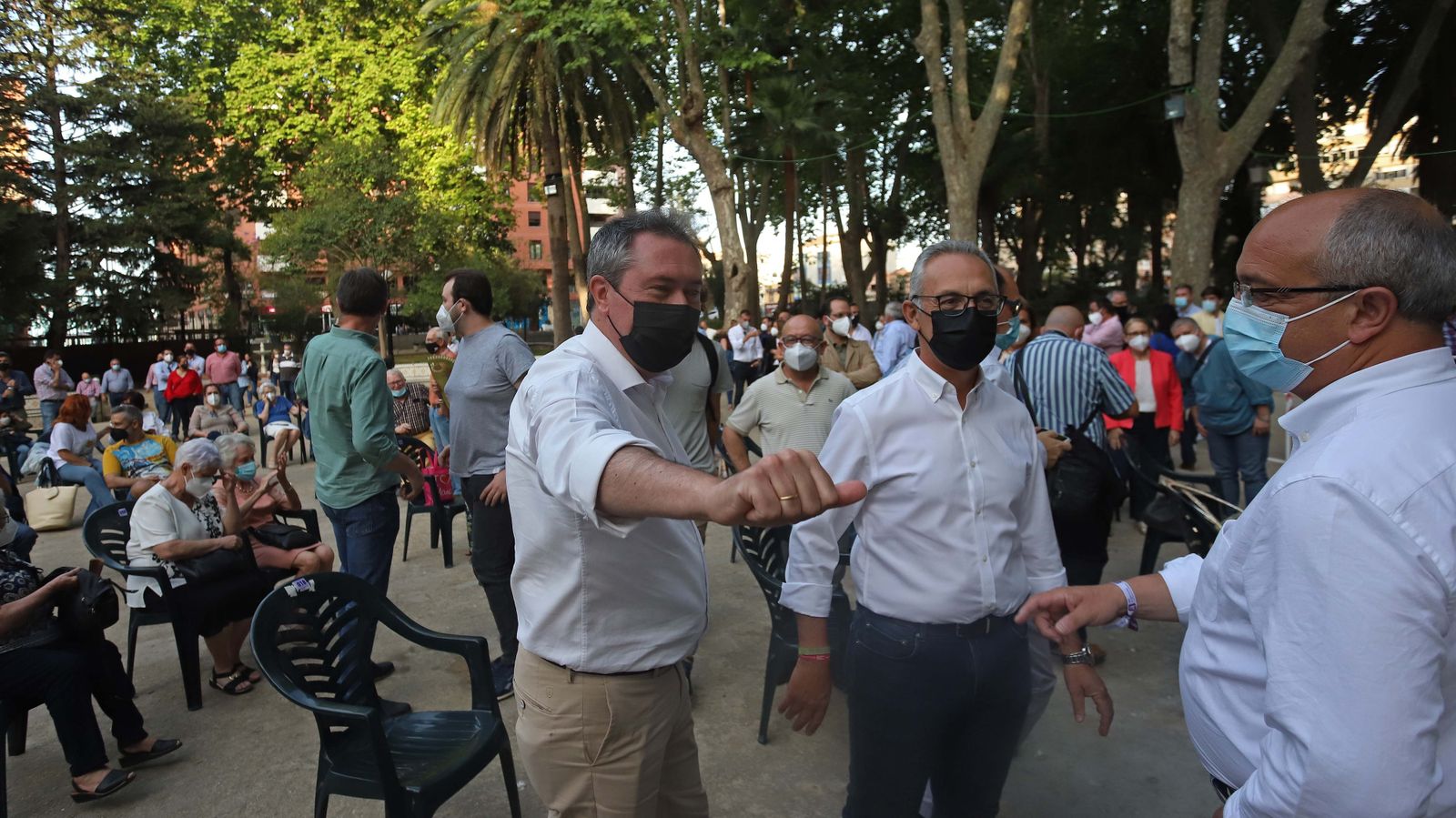 Fotos de Juan Espadas con simpatizantes del Psoe en Algeciras