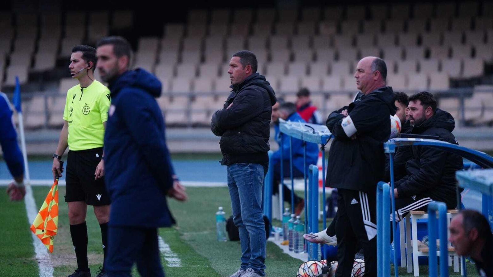 Juan Díaz, técnico del Sevilla C, y Juan Carlos Gómez, al fondo. Juan Díaz, técnico del Sevilla C, y Juan Carlos Gómez, al fondo.