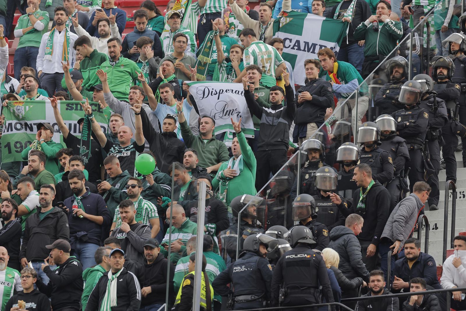 Búscate en las fotos del Sevilla -Betis