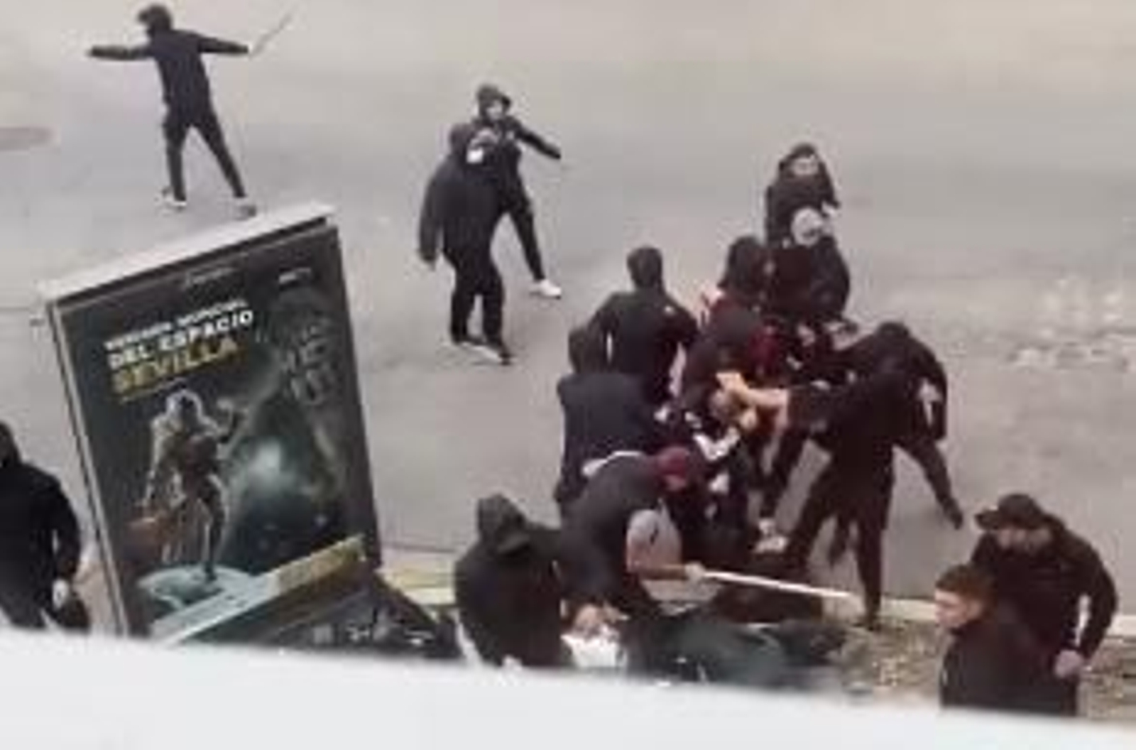 Batalla campal entre ultras en la previa del Betis-Osasuna en Sevilla