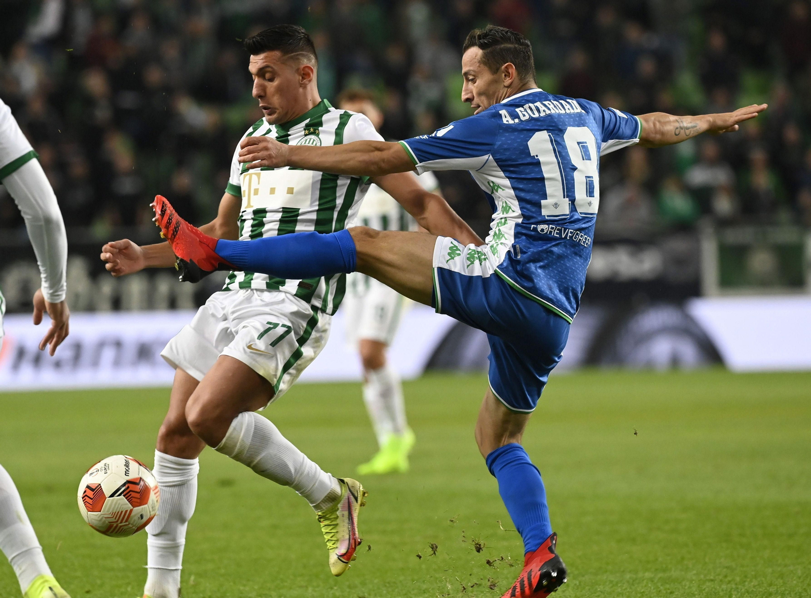 Guardado disputa el balón con el jugador del Ferencvaros Myrto Uzuni