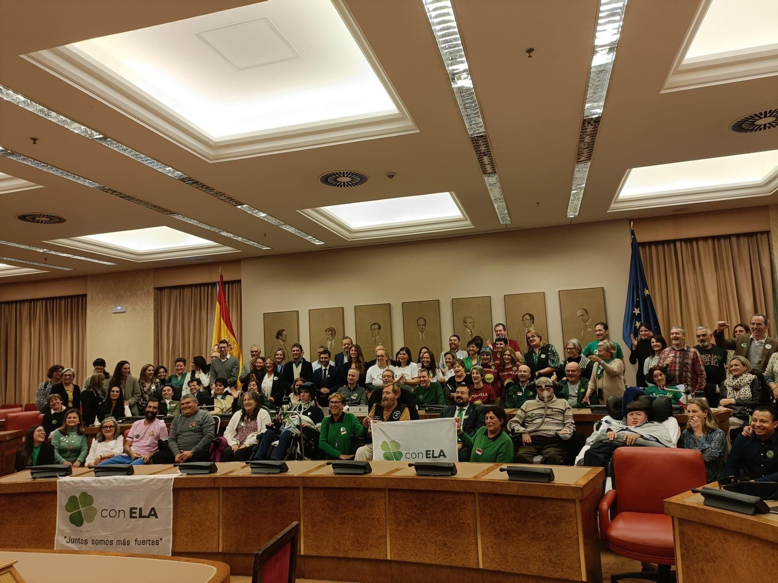 Foto de familia de pacientes de ELA y familiares durante el acto en el Congreso de los Diputados.