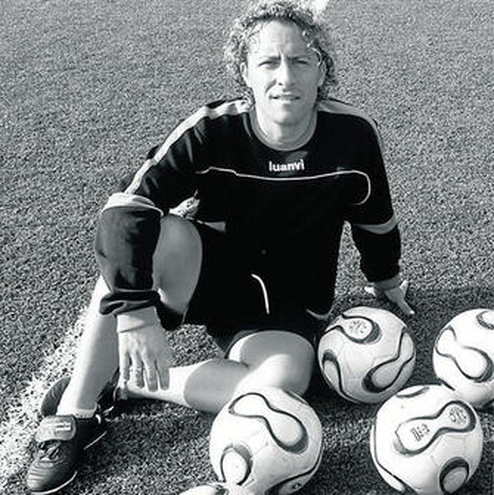 Rafa Caro posa con balones sobre el césped del Sancho Dávila de Puerto Real.