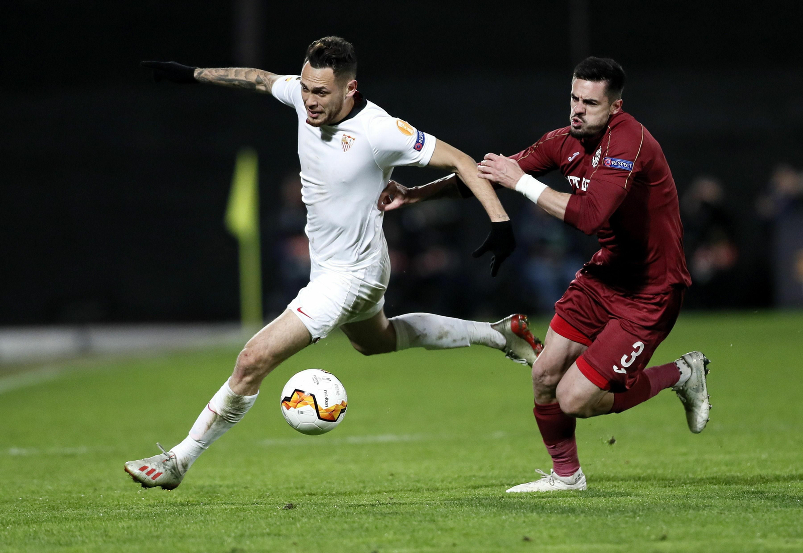 El argentino Ocampos trata de zafarse de Burca.