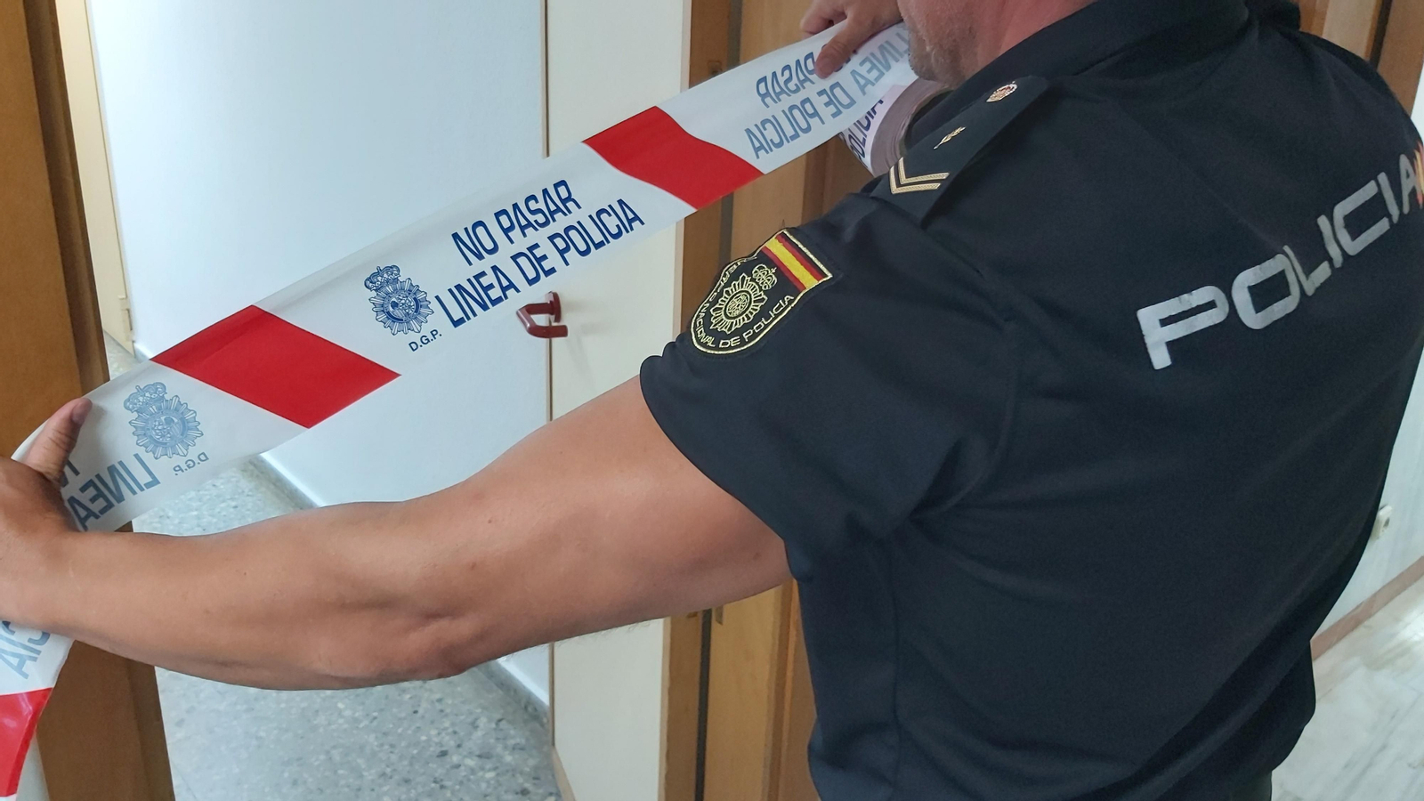 Un agente de la Policía Nacional en el lugar de los hechos