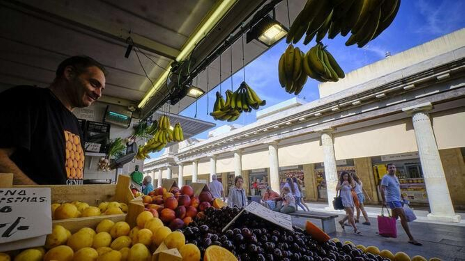Uno de los puestos de frutas del Mercado de Cádiz Uno de los puestos de frutas del Mercado de Cádiz