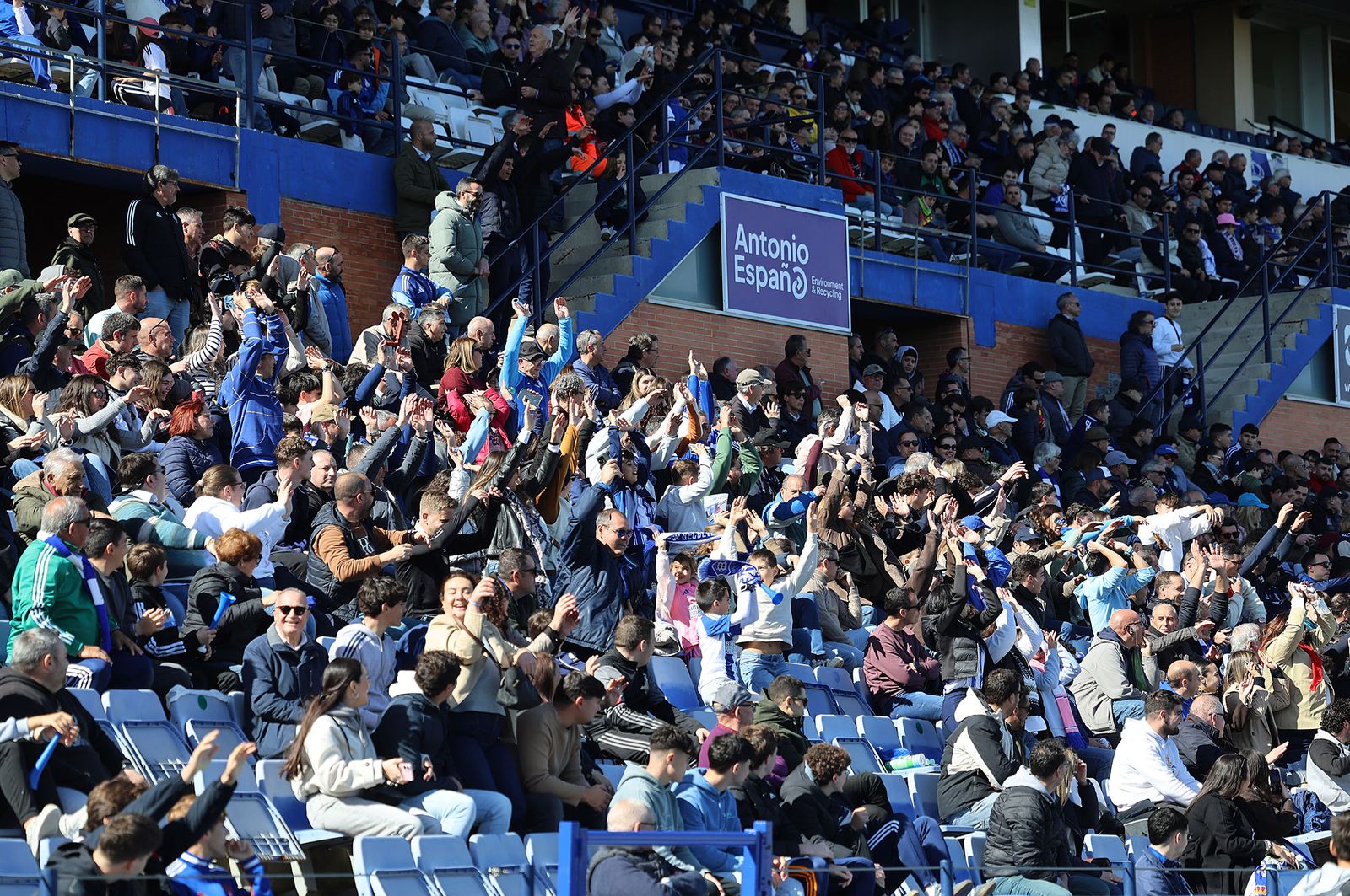 Búscate en las gradas del Nuevo Colombino en el Recre-Yeclano