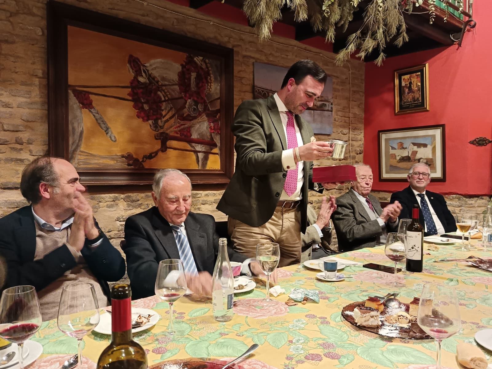 Moisés Ruz recibe el jarrillo de lata para su pregón