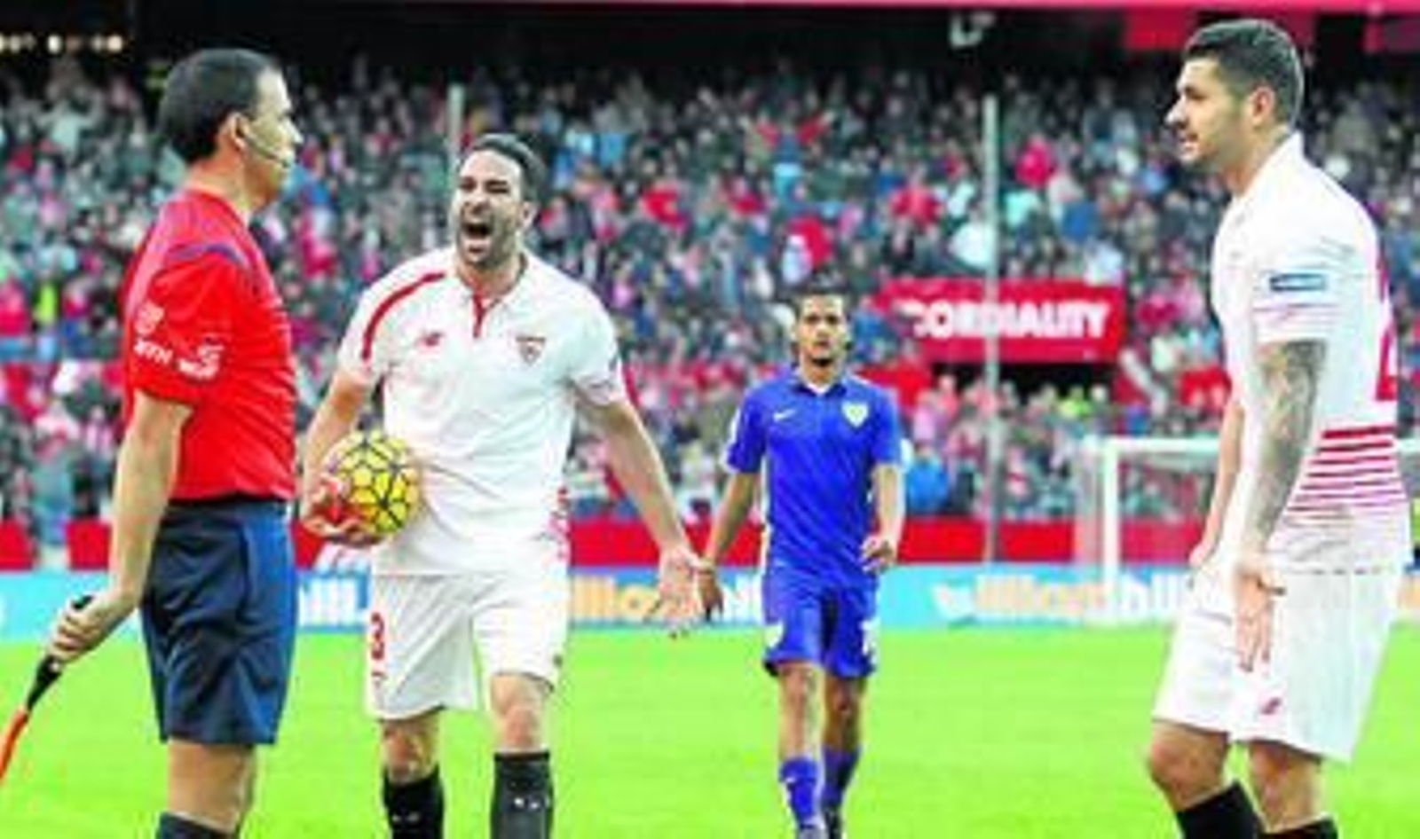 Vitolo y Rami reclaman al auxiliar de Estrada una decisión errónea.