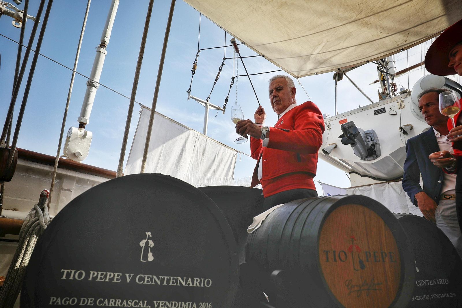 González Byass recibe en el 'Elcano' su Tío Pepe Estrella de los Mares