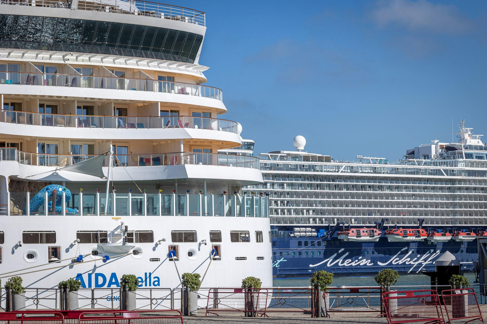 Dos cruceros atracados en el puerto de Cádiz Dos cruceros atracados en el puerto de Cádiz