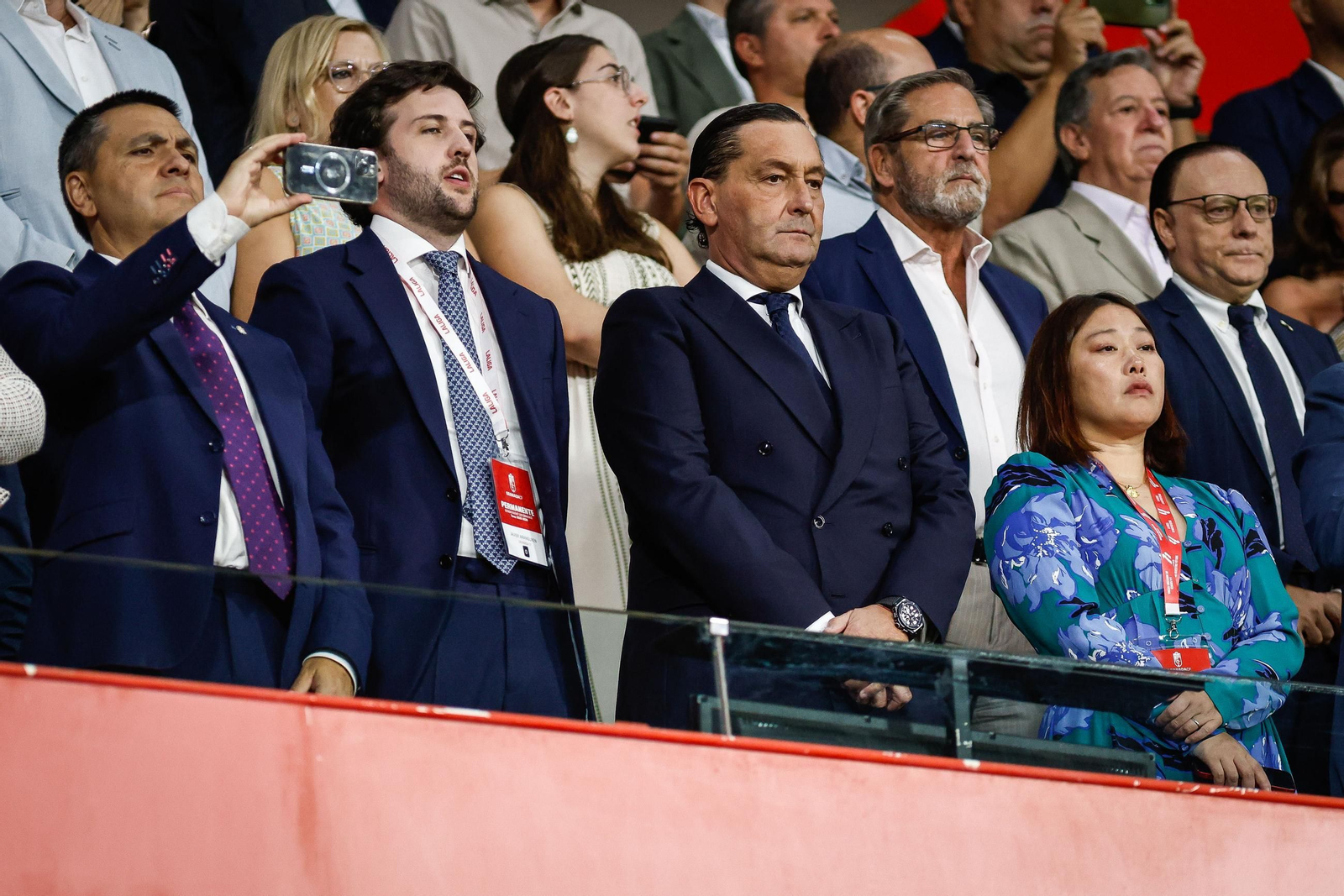 Jorge Iglesias, con su móvil a la izquierda, durante el partido del Granada CF ante el Mirandés.