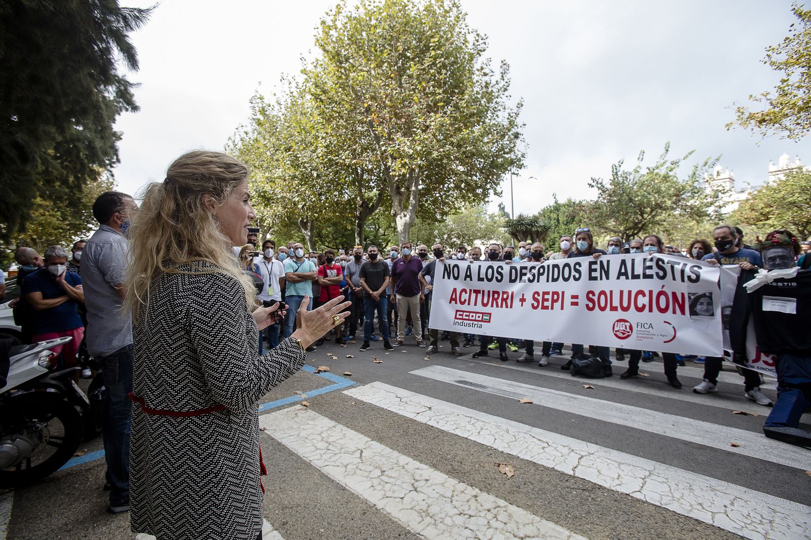 Ana Mestre bajó a hablar con los trabajadores que se manifestaban.