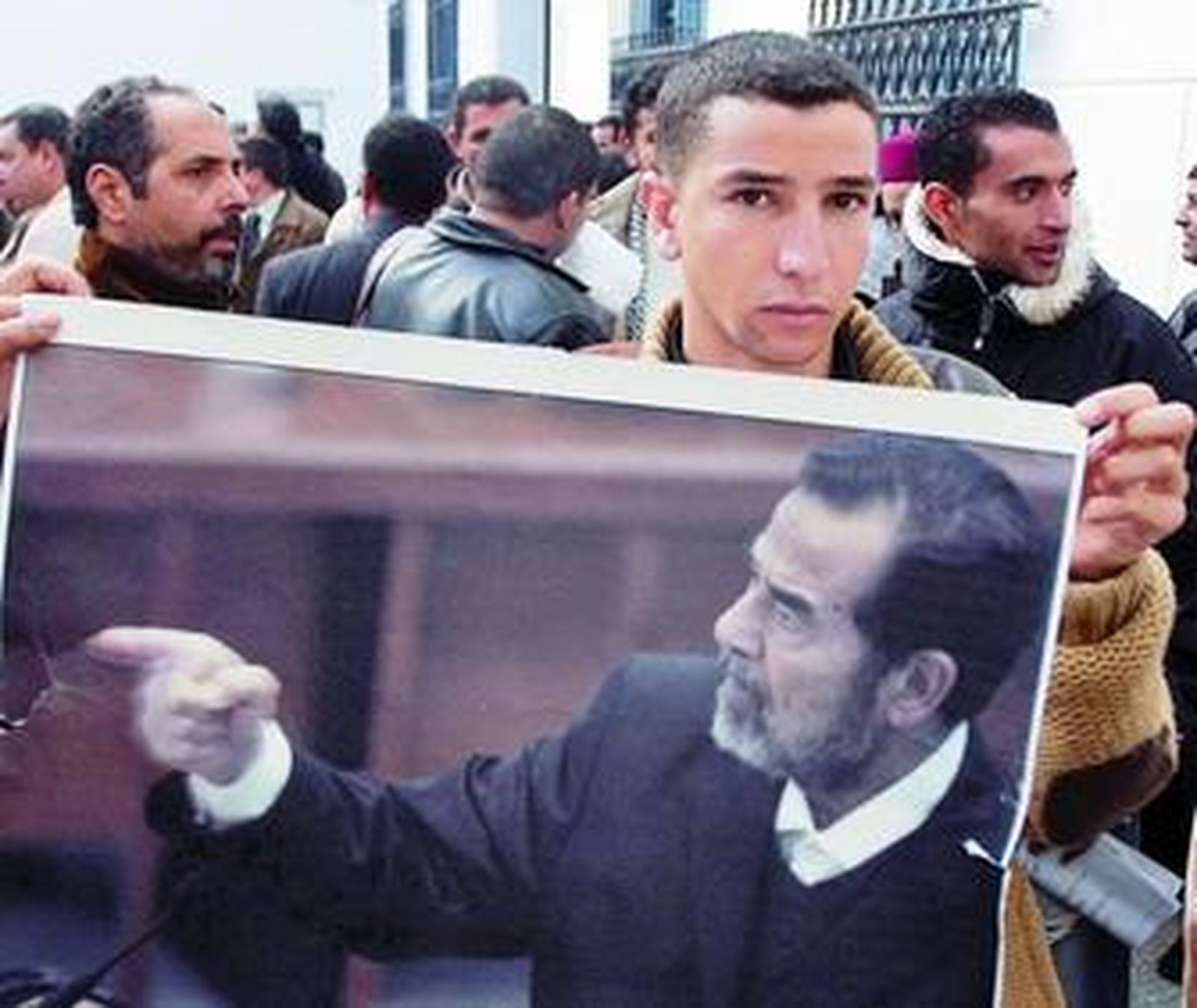 Un tunecino enarbola una imagen de Sadam Husein en una manifestación contra la intervención norteamericana en Iraq.