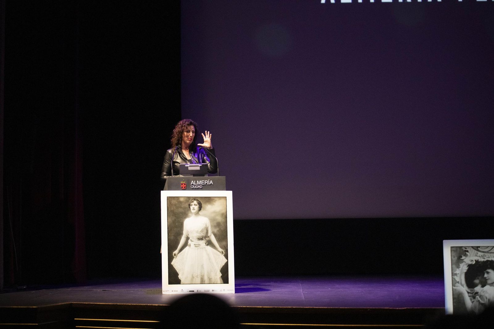 El estreno en Almería del largometraje documental "Concha Robles", en imágenes