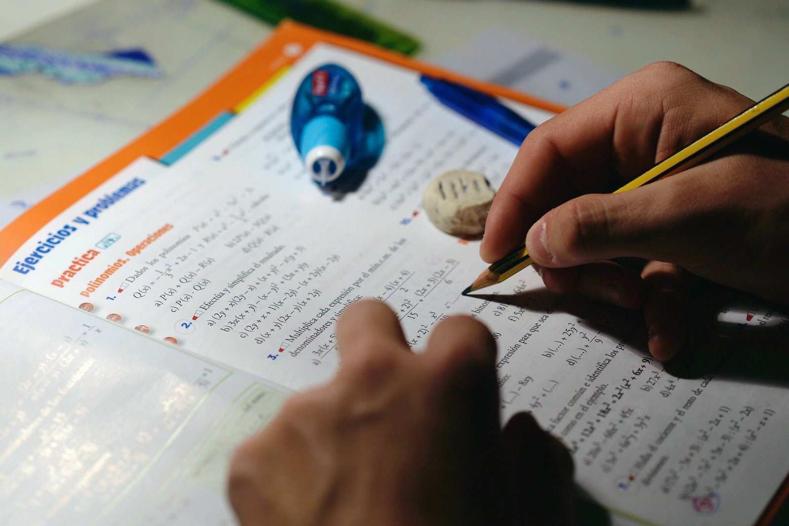 Un alumno realiza ejercicios en su libro de Matemáticas.