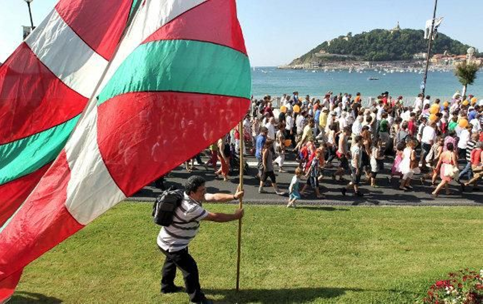 Miles de personas apoyan a Otegui y al resto de 'abertzales' encausados