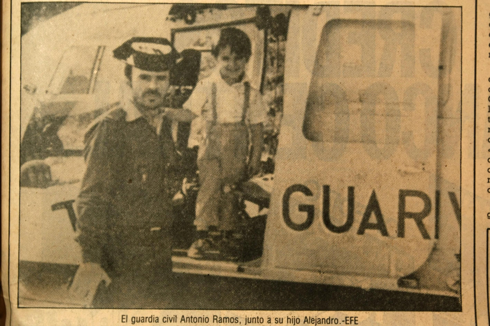 El guardia civil Antonio Ramos, asesinado en 1986, con su hijo.