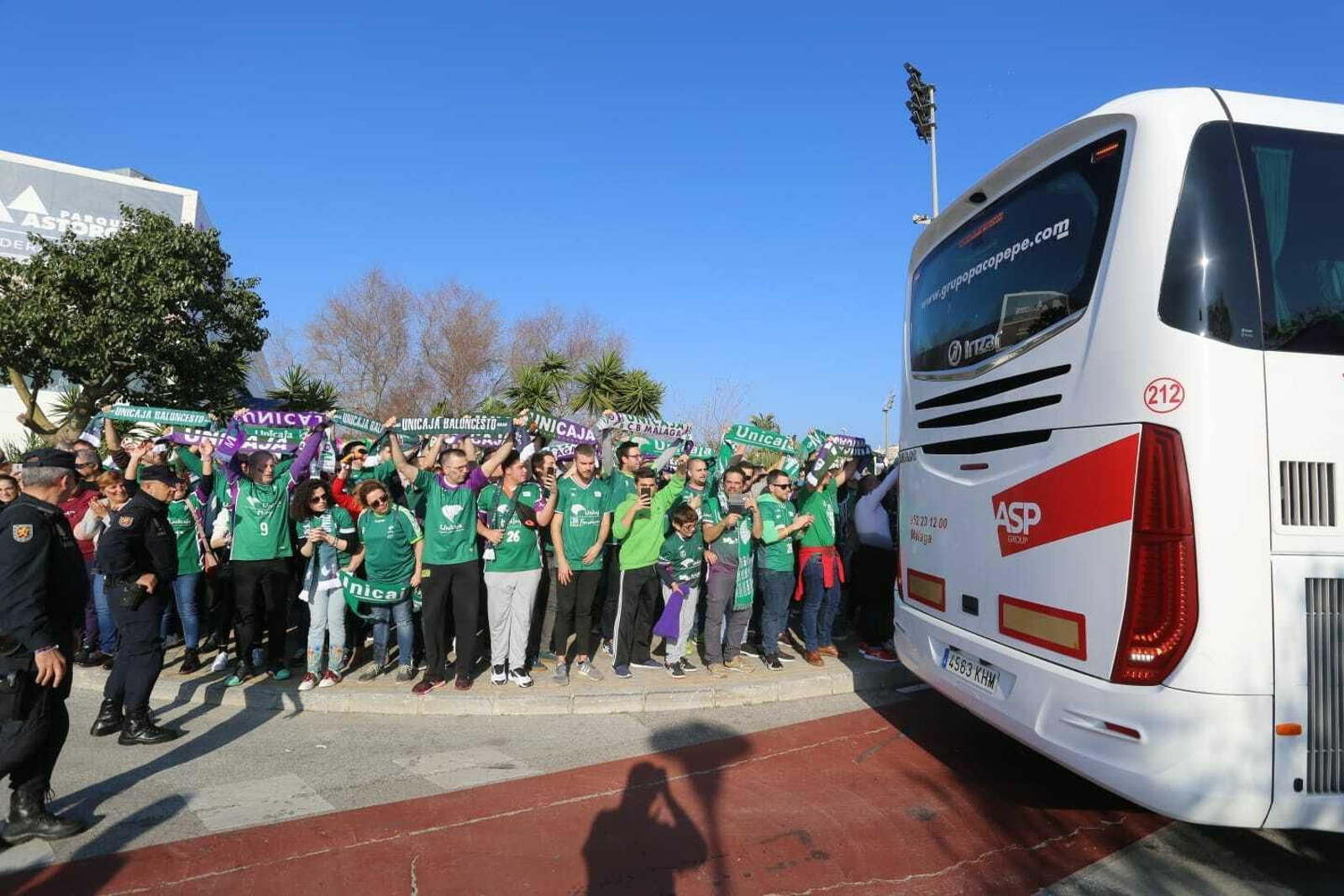 El recibimiento de la afición al Unicaja a su llegada al Martín Carpena para jugar la final de la Copa Del Rey