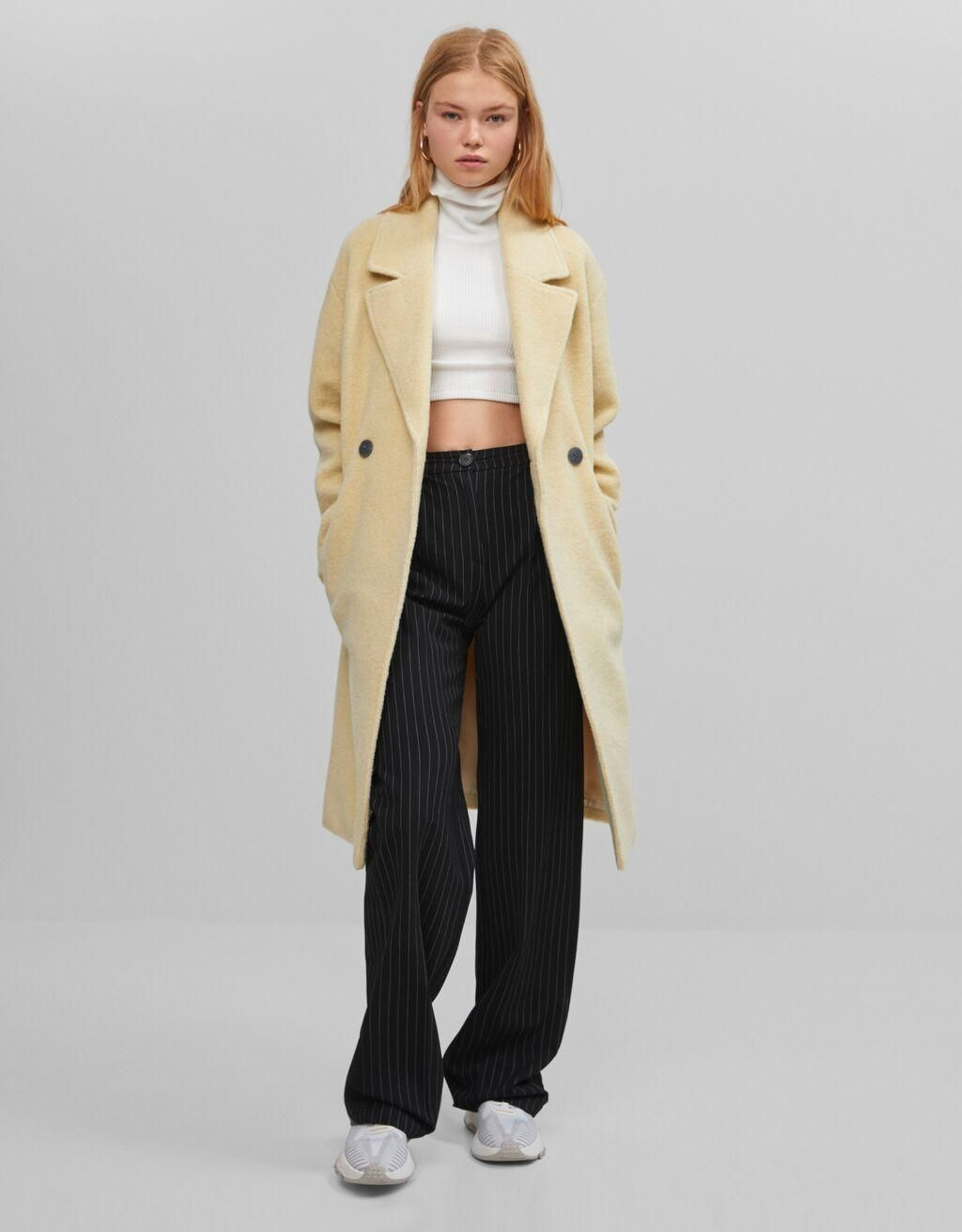 Abrigo amarillo de Bershka (45,99 euros).