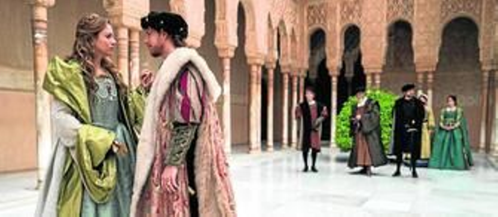 Blanca Suárez, como Isabel de Portugal, y Álvaro Cervantes, como Carlos V, en el rodaje en la Alhambra de 'Carlos, Rey Emperador'.
