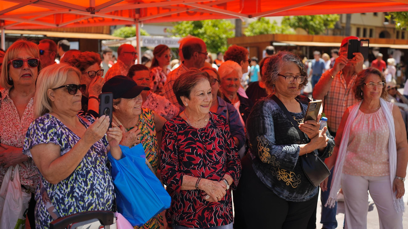 Muchas personas se reunen en la Plaza Alta, bailando y comiendo paella junto a la Feria de los Parques Naturales de Cádiz