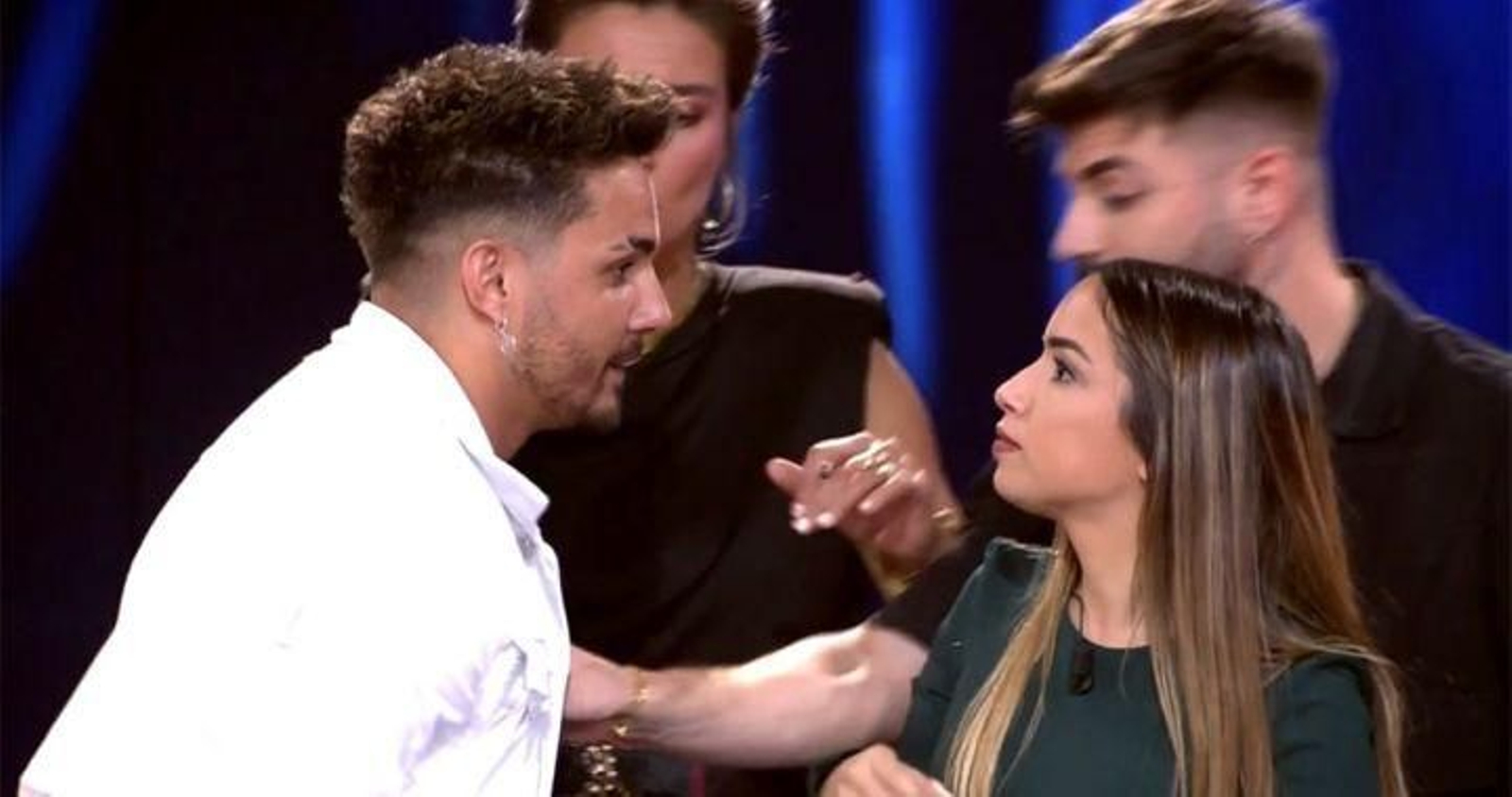 Lucía y Manuel, ex concursantes de La Isla de las Tentaciones, durante un debate.