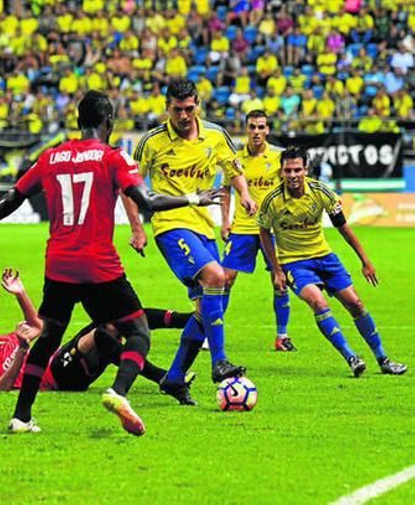 Garrido pisa el balón ante Lago Junior mientras le observa justo detrás Mantecón.