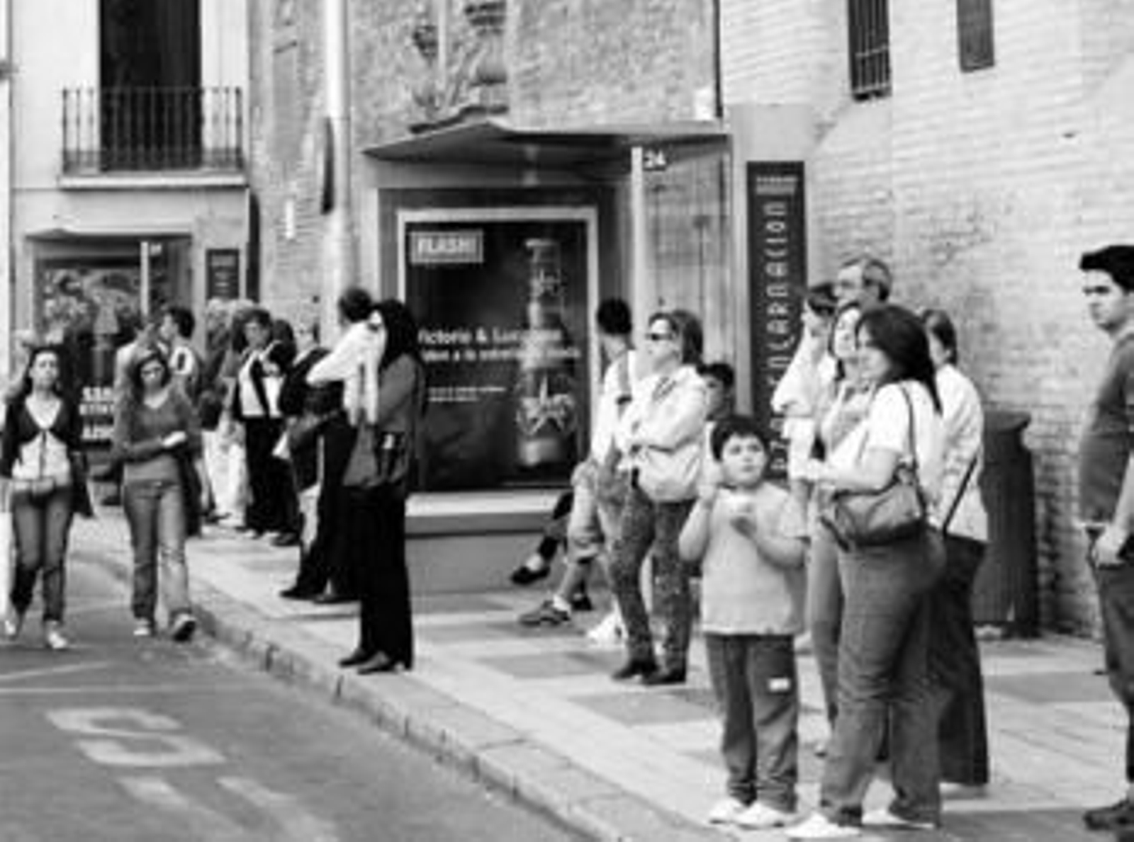 Usuarios esperan en la parada de la Encarnación, en la huelga de mayo pasado.