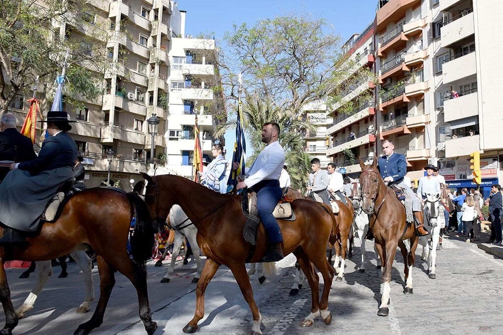 Imágenes de los peregrinos de la Hermandad de Emigrantes en su salida por las calles de Huelva