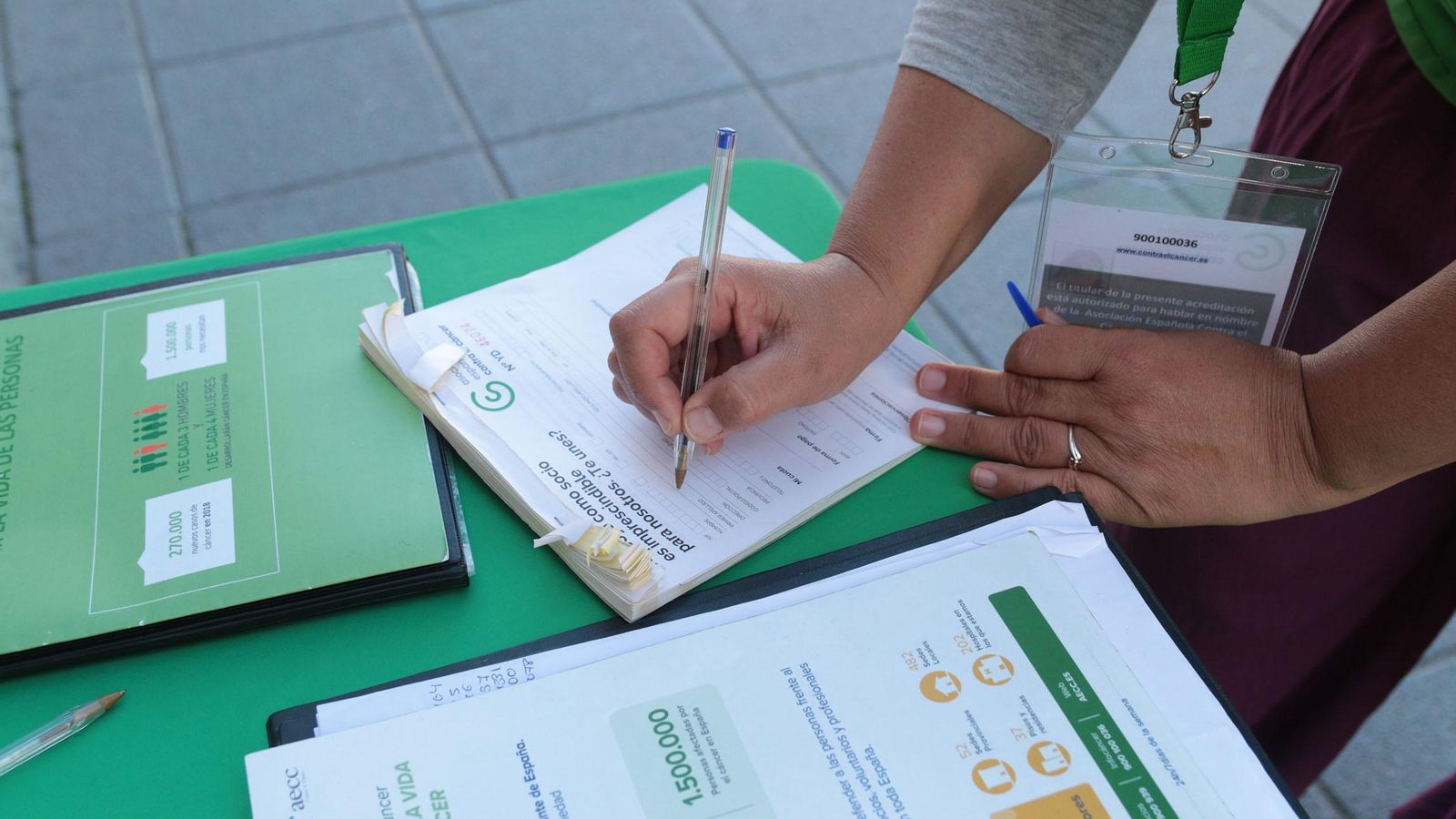 Mesas para la captación de socios en distintos puntos de la provincia cada semana aunque también se puede rellenar el formulario a través de la página web oficial de la AECC.