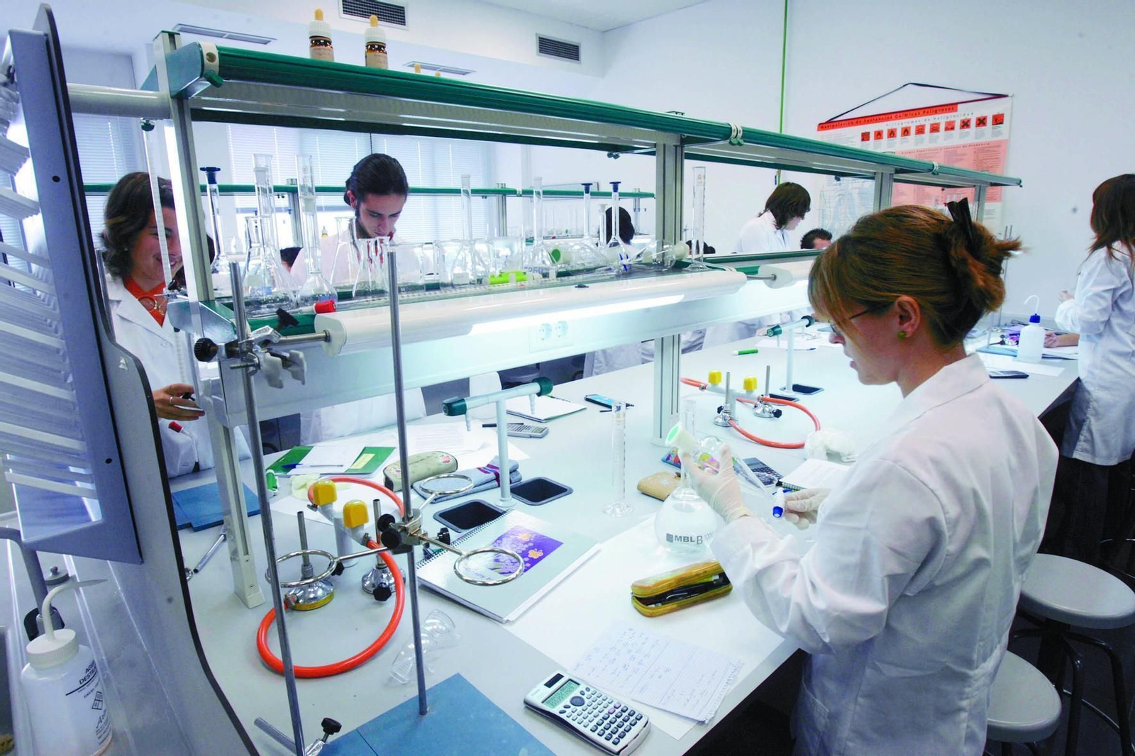Un grupo de investigadores trabaja en un laboratorio.
