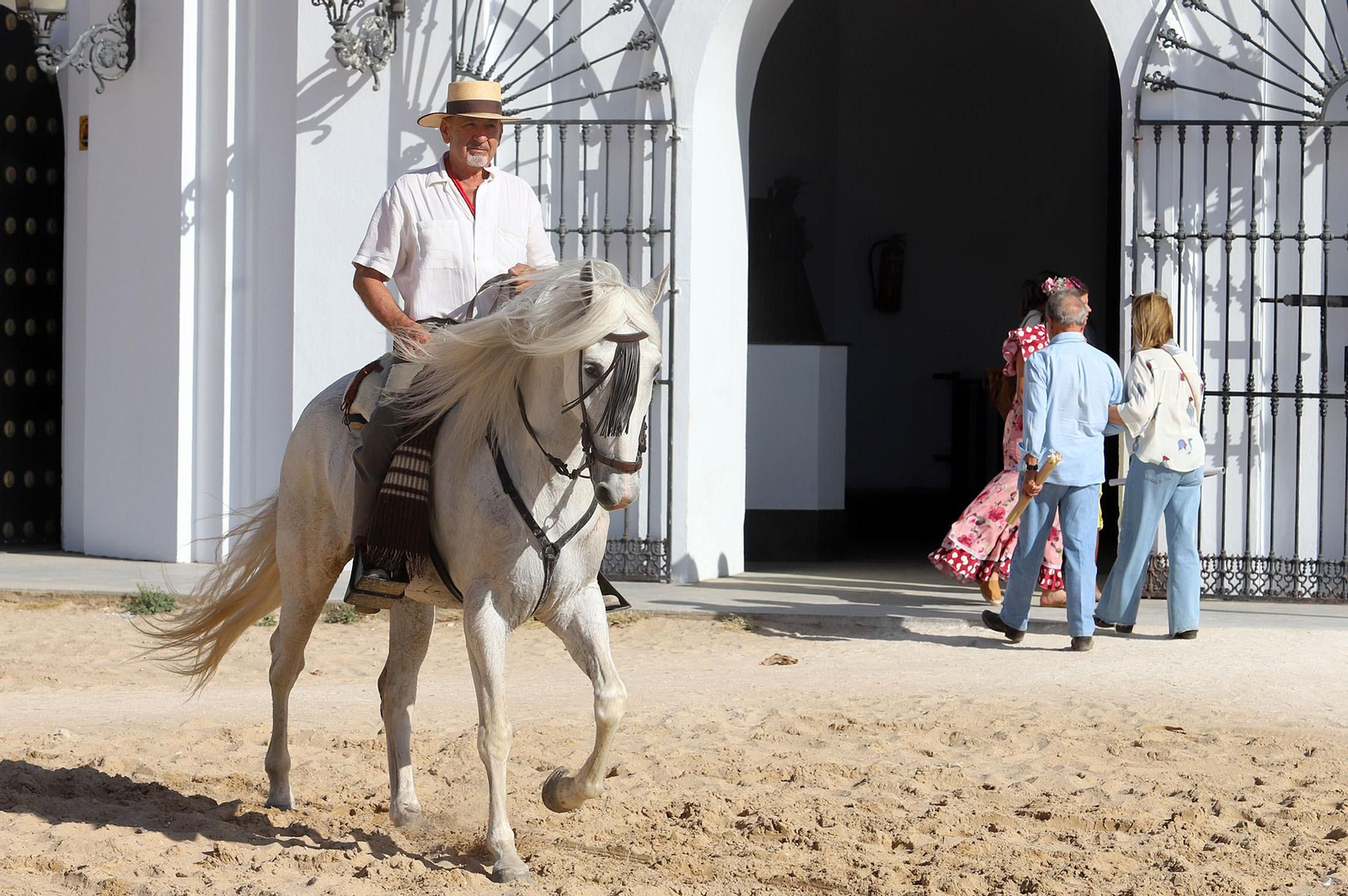 Ambiente en la aldea del Rocío previo a la llegada de las Hermandades, en imágenes